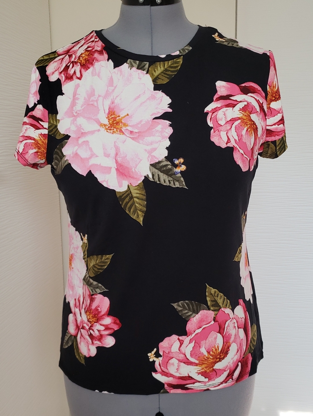 Floral Short-Sleeve Crewneck Top - Black with Pink Blooms Sz.XL